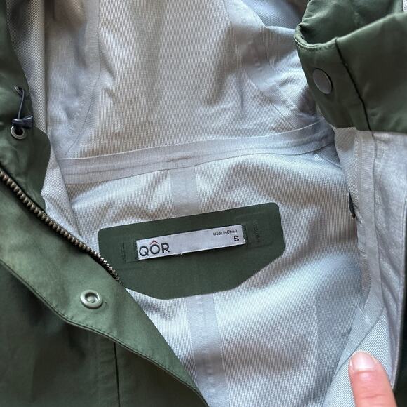 $450 QOR Women’s Green Technical Rain Jacket - Picture 4 of 7